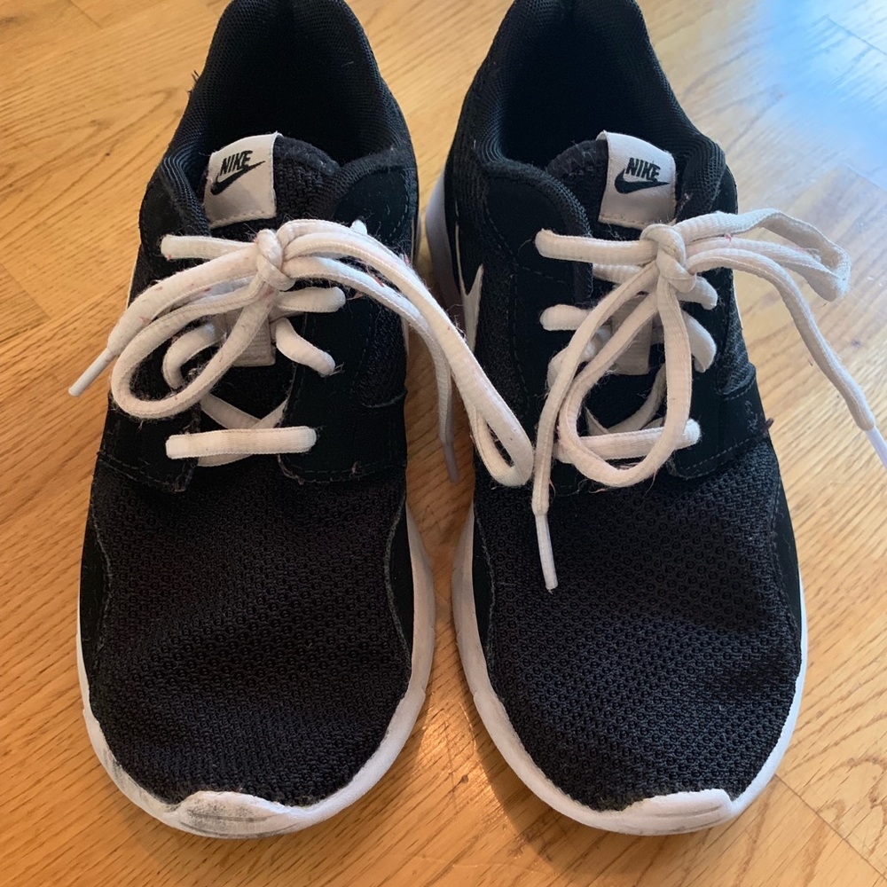 Nike 3.5Y tennis shoe